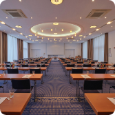 Eleganter großer Tagungsraum mit Kronleuchter und Reihenbestuhlung